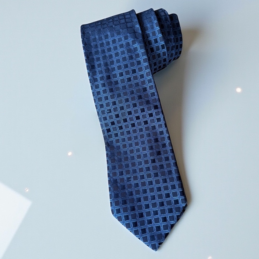 New! GUCCI Blue Geometric Pattern Silk Tie - Picture 1 of 16
